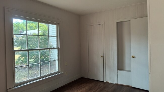 Building Photo - 1215 S Elm St