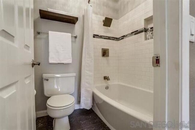 Building Photo - Gorgeous Tri-Level End Unit Home