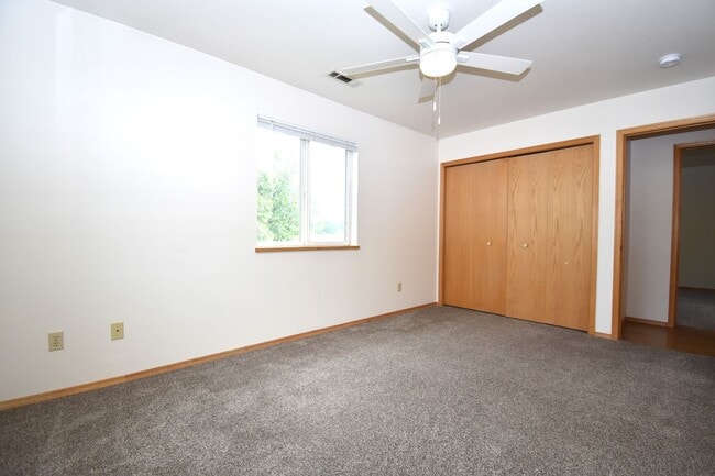 Building Photo - 3BD, 1BA Top Floor Unit