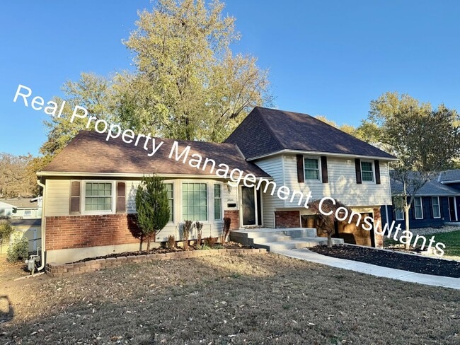 Building Photo - Stylish Split-Level Living in Overland Park  – Pet-Friendly