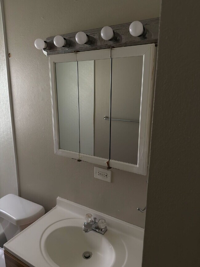 Building Photo - Charming 4-Bedroom Home in Florissant – Co...