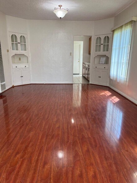 Building Photo - 600 E Maple St