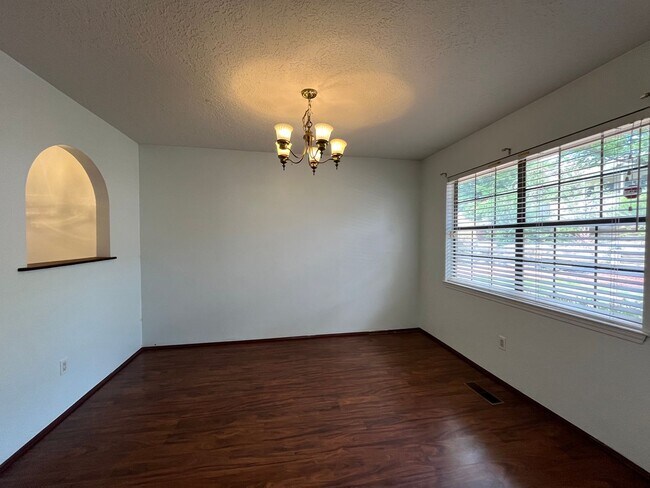 Building Photo - Spacious 3 Bedroom 2 Bathroom Home in the ...