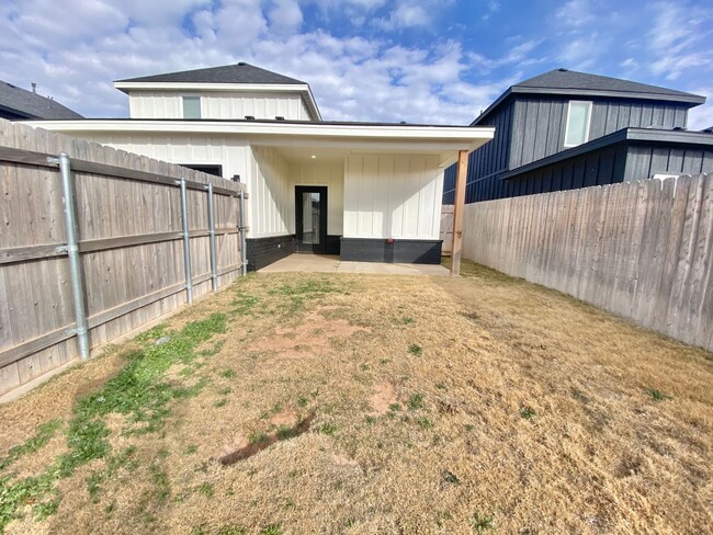 Building Photo - Amazing 4 bed 2.5 now available in Lubbock...