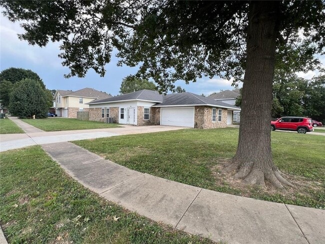 Building Photo - 985 N Daisy Ln