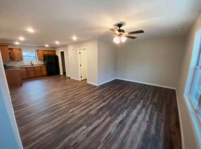 Building Photo - 2 bed 1 bath triplex unit