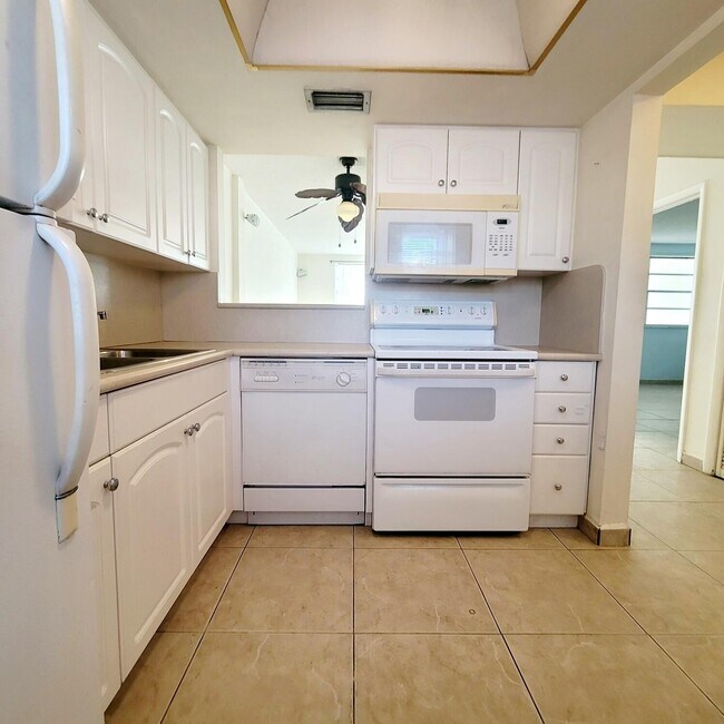 Building Photo - 1333 E Hallandale Beach Blvd