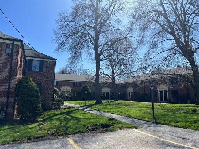 Building Photo - 92 Duff St