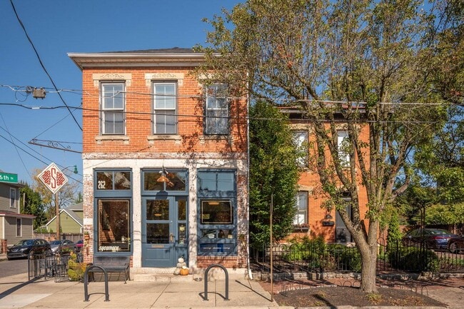 Building Photo - 561 S 5th St