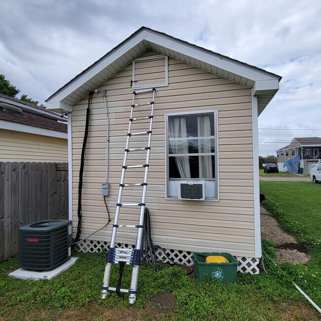 Building Photo - 1308 Cook St