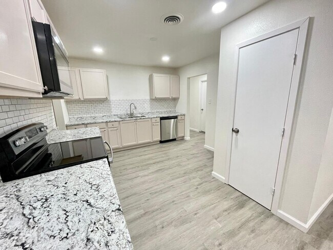 Building Photo - 2514 Garden Dr