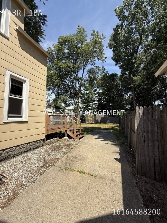 Building Photo - 901 Zeeland Ct NE