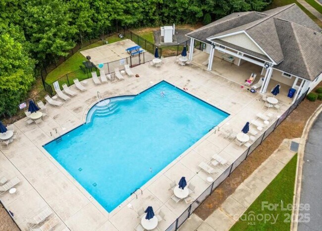 Building Photo - 5829 Dinsmore Ln