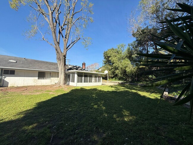 Building Photo - Remodeled - 3 bed, 2 bath single story home in Thousand Oaks