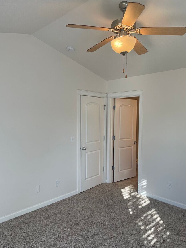 Building Photo - 2 bed 1 bath + Bonus Room Duplex in Northeast Salem!