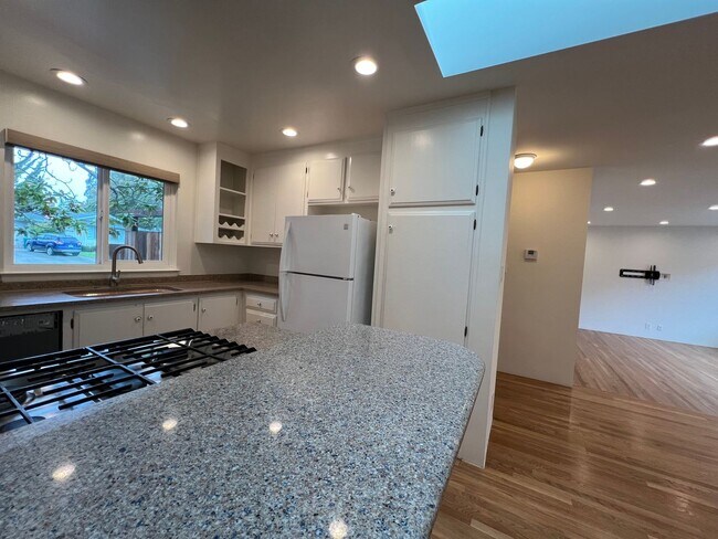 Building Photo - 3 Bedroom 2 Bath remodeled home is Capitola