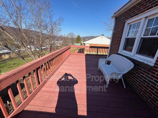 Building Photo - 521 Lansvale St