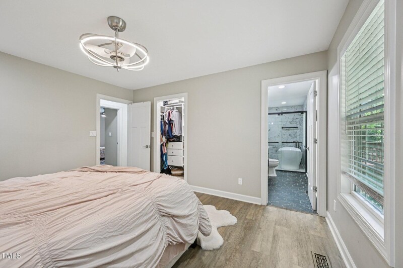 Building Photo - 1104 Suterland Rd