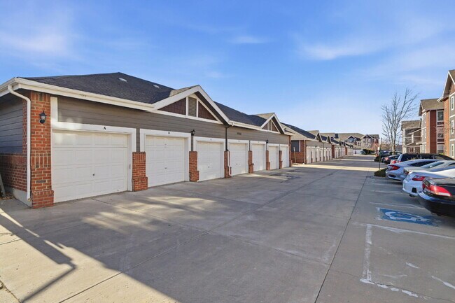 Building Photo - 2 Bed 2 Bath Condo With Balcony!