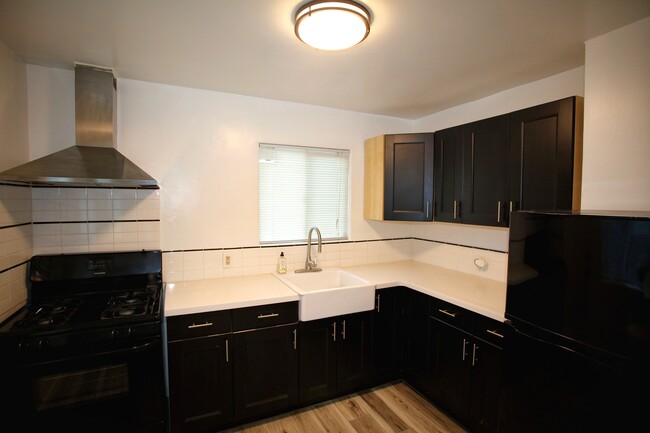 Kitchen - 2601 Silver Lake Blvd