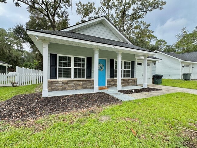 Building Photo - AVAILABLE OCTOBER 2025  [PET FRIENDLY]