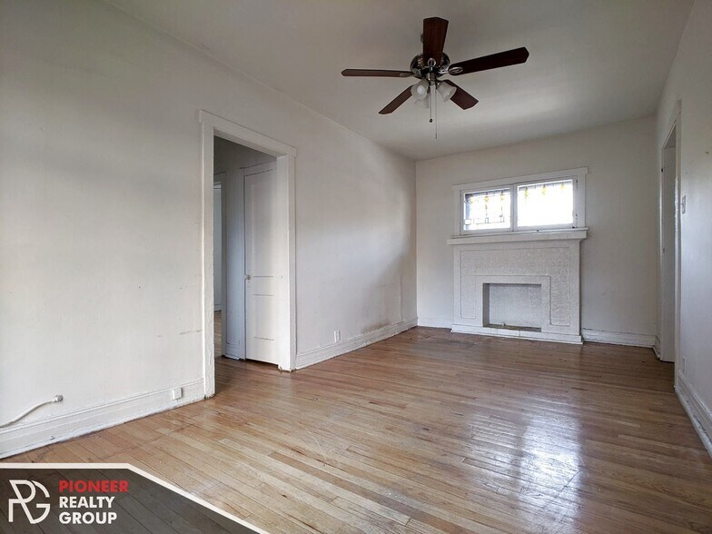 Building Photo - 730 W Roscoe St