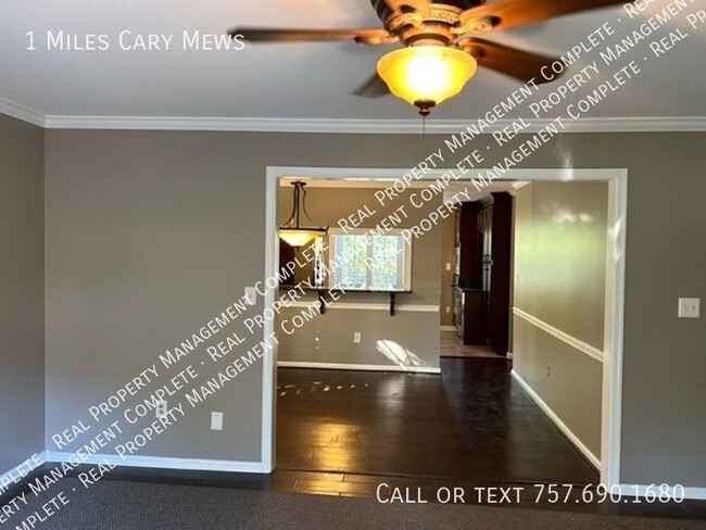 Building Photo - 1,650 square foot townhouse with 3 beds an...