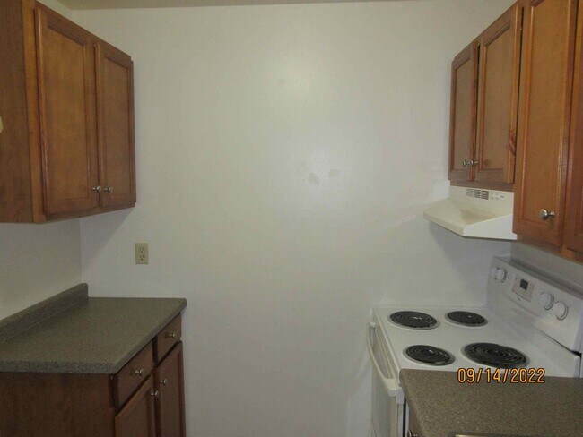 Building Photo - Available October 2025 Remodeled 2 Bedroom...