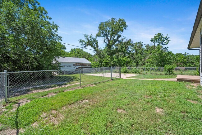Building Photo - 2 or 3 bed/1 bath house in Indian Hills av...