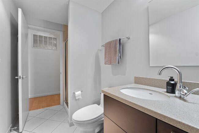 Building Photo - 915 Olive St