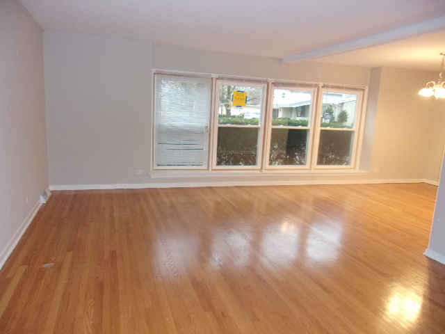 Building Photo - Great 3 bedroom 1.5 bath Tri-level