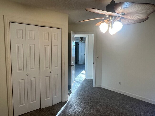 Building Photo - River North Country Club