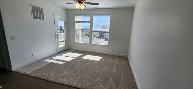 Building Photo - 6668 Twin Rocks Ln