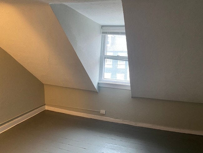 Building Photo - Charming 2 Bedroom Home in Chestnut Hill!