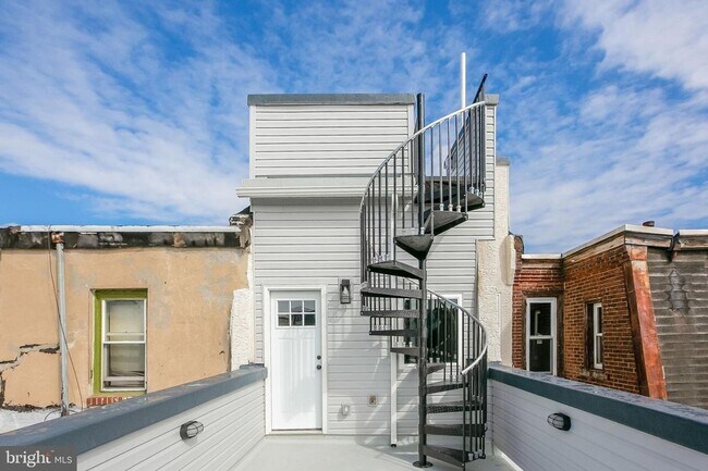 Building Photo - Gorgeously renovated classic row home with Off-Street Parking