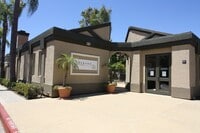 Building Photo - 2 Bedroom Upper Unit in UTC