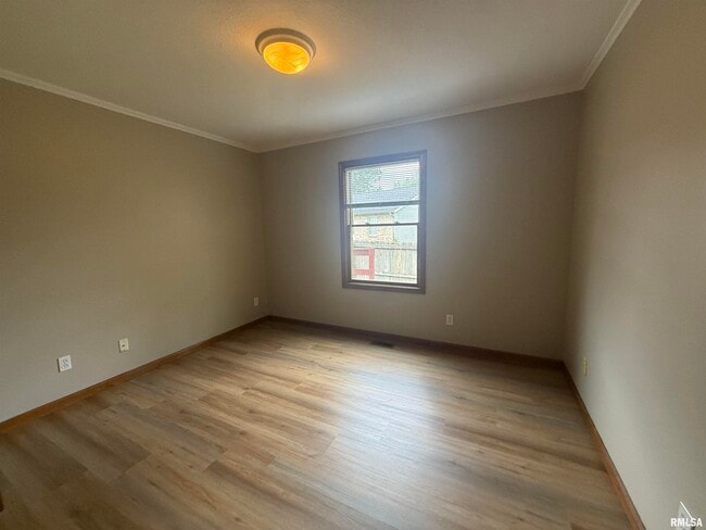 Building Photo - 613 Oakbrook Ave