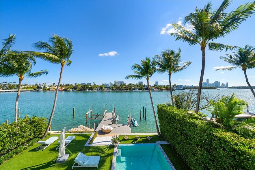 Building Photo - 1061 N Venetian Dr