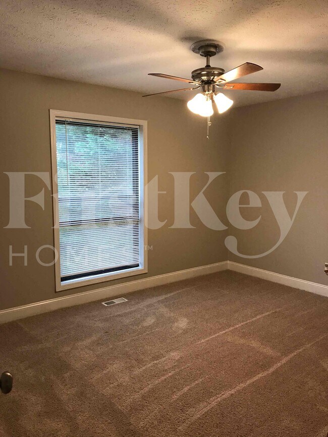 Building Photo - 103 Walnut Way