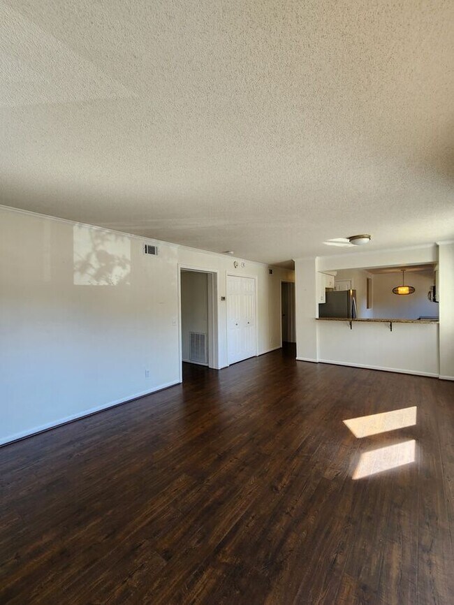 Building Photo - Asheville Racquet Club Rental!