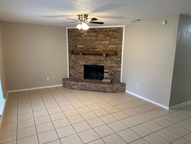 Building Photo - REFRESHED HALF DUPLEX IN IRVING!!
