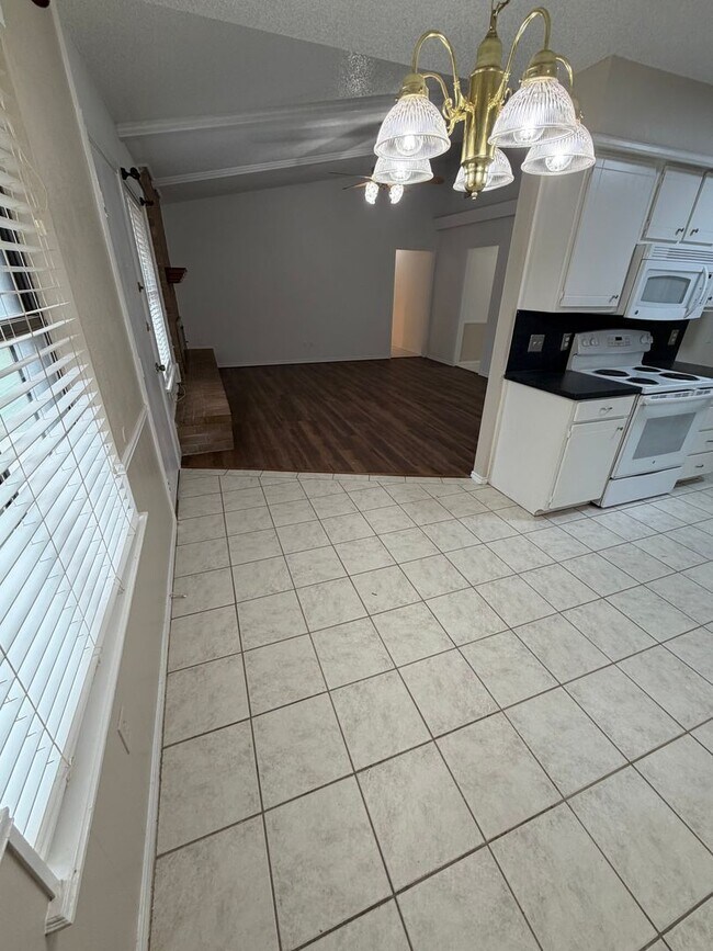 Building Photo - Well-maintained 3-bedroom, 2-bath home