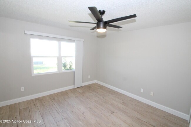 Building Photo - 1561 Rachel Ave SE