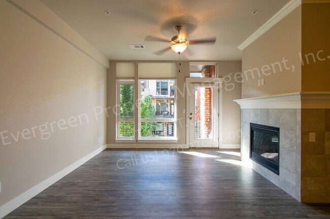 Building Photo - 2715 Iowa Dr