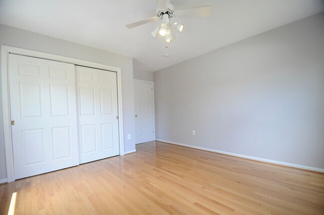 Building Photo - Classic 4 Bed 3.5 Single Family Home Sitti...