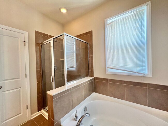 Building Photo - Excellent 4BD, 3.5BA Apex Townhome Near Do...