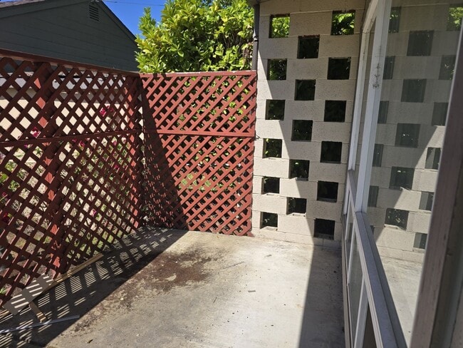 Building Photo - 751 NE Alameda Ave