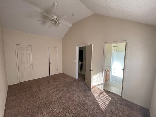 Building Photo - Spacious 3 bedroom, 2.5 bathroom Duplex