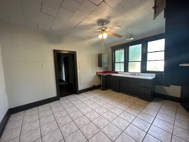 Building Photo - 518 Bryan Ave