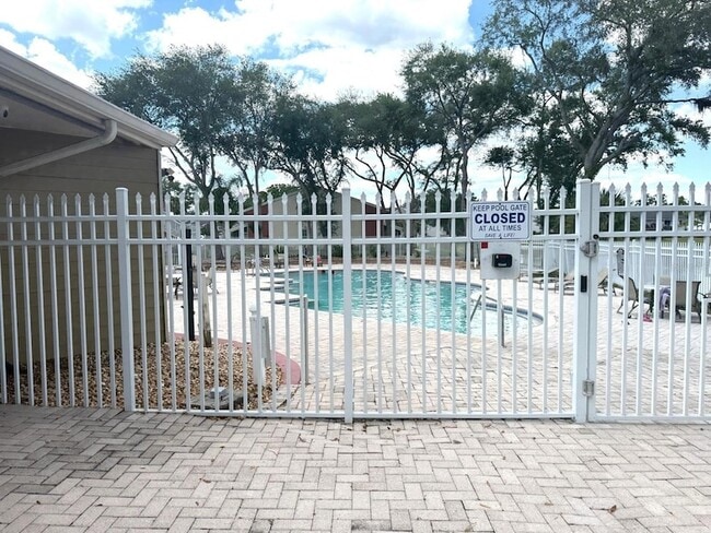 Building Photo - 308 Lake Parsons Green